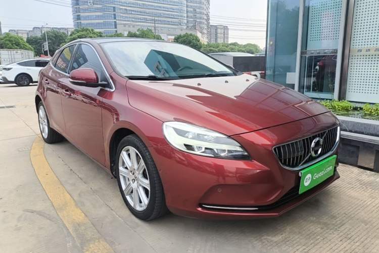Used Volvo V40 2018 T3 Zhiya Edition Front Right 45 Deg