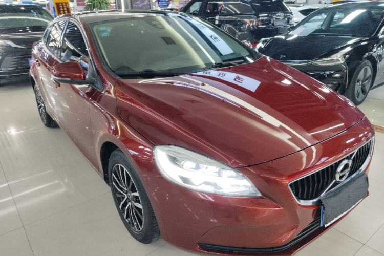 Used Volvo V40 2018 T3 Zhiyi Edition Front Right 45 Deg