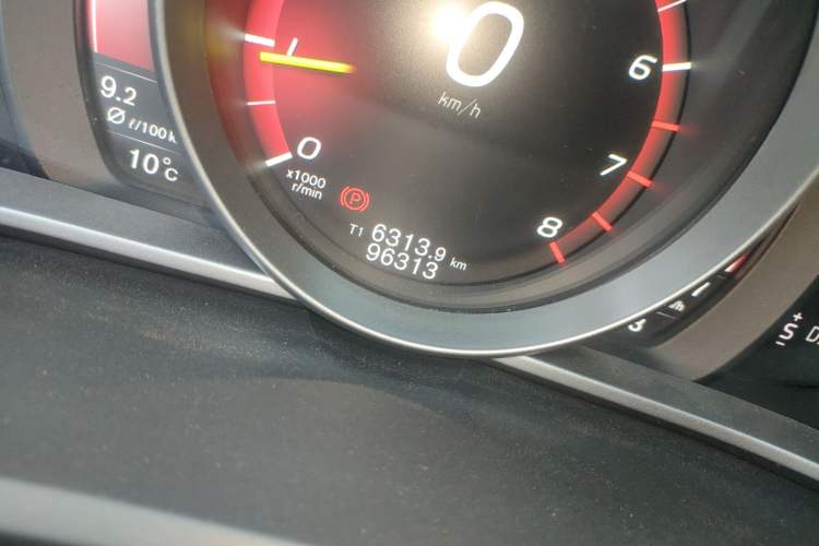 Used Volvo V40 2018 T3 Zhiya Edition Odometer Close Up