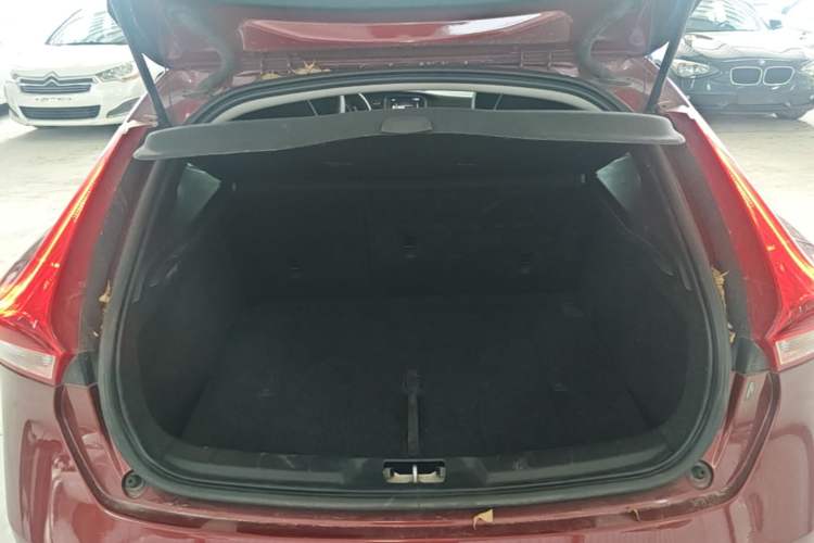 Used Volvo V40 2018 T3 Zhiyi Edition Trunk