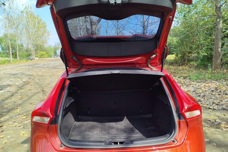 Used Volvo V40 2018 T3 Zhiyi Edition Trunk