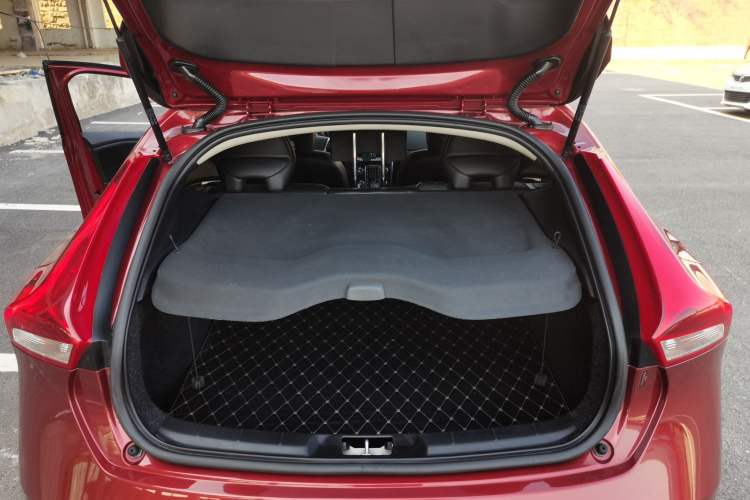 Used Volvo V40 2018 T3 Zhiyi Edition Trunk