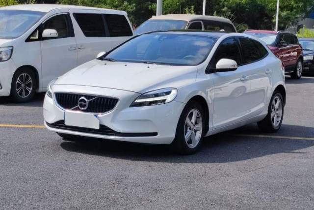 Used Volvo V40 2018 T3 Smart Edition