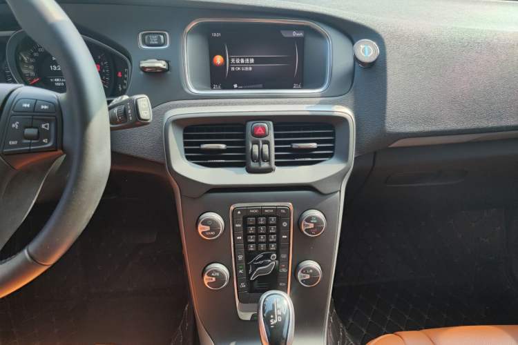 Used Volvo V40 2018 T3 Smart Edition Audio And AC Panel