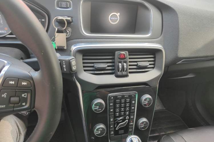 Used Volvo V40 2018 T3 Zhiyi Edition Audio And AC Panel