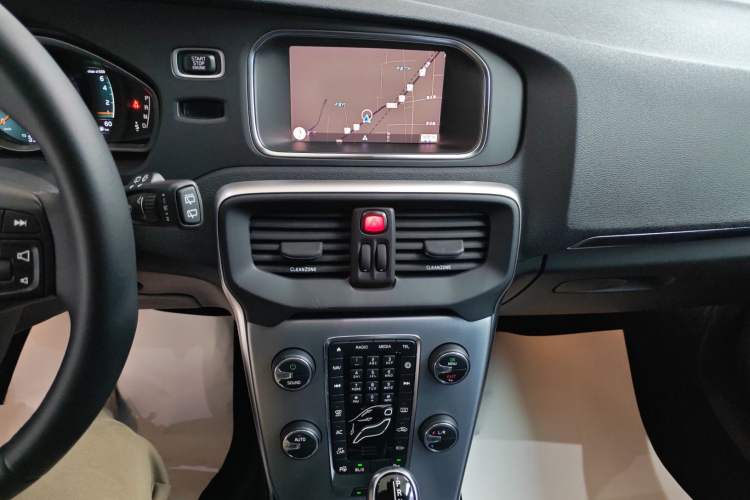 Used Volvo V40 2018 T3 Zhiya Edition Audio And AC Panel