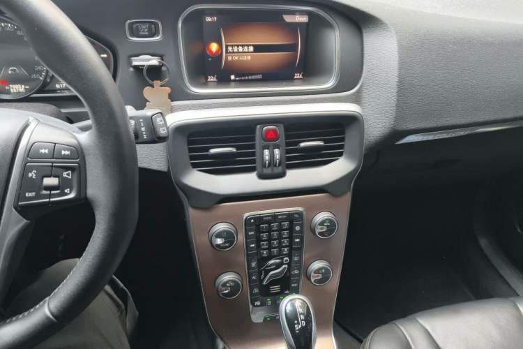 Used Volvo V40 2018 Cross Country T3 Zhiya Edition Audio And AC Panel