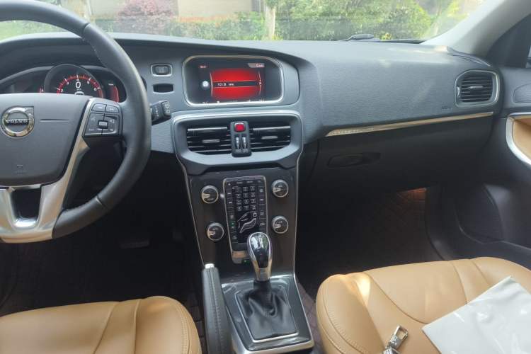 Used Volvo V40 2018 T3 Zhiyi Edition Audio And AC Panel