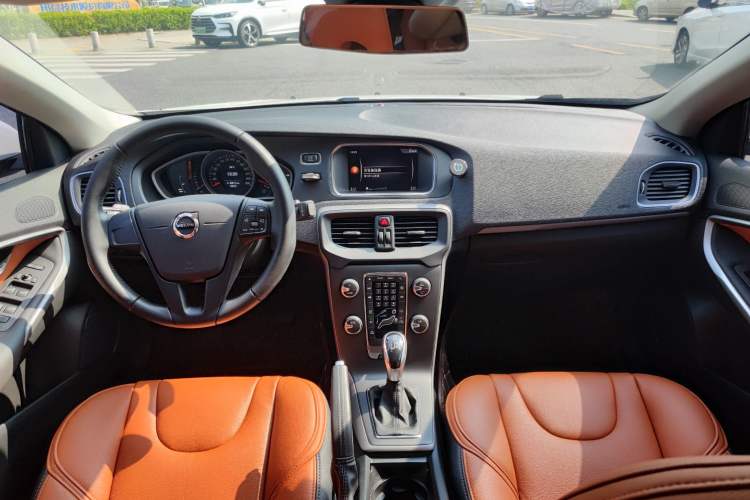 Used Volvo V40 2018 T3 Smart Edition Center Console