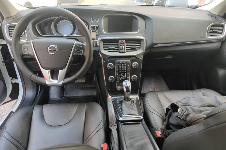 Used Volvo V40 2018 T3 Zhiyi Edition Center Console