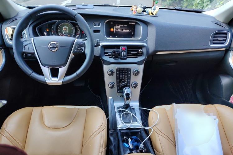 Used Volvo V40 2018 T3 Zhiya Edition Center Console
