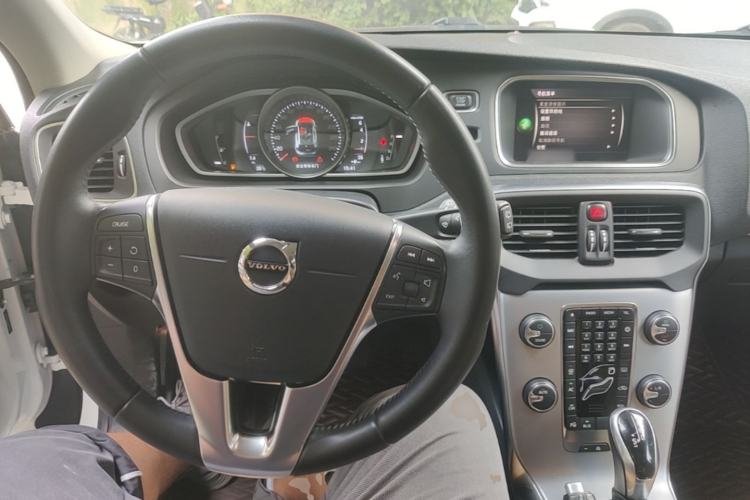 Used Volvo V40 2018 T3 Zhiya Edition Center Console