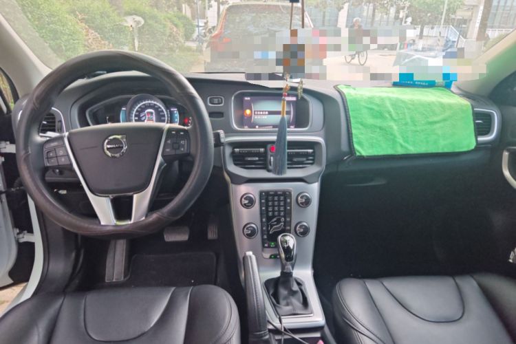 Used Volvo V40 2018 T3 Zhiya Edition Center Console