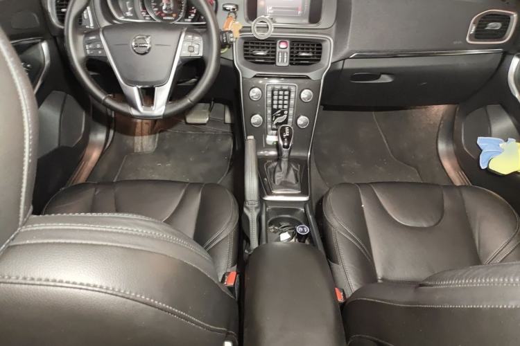 Used Volvo V40 2018 T3 Zhiyi Edition Center Console