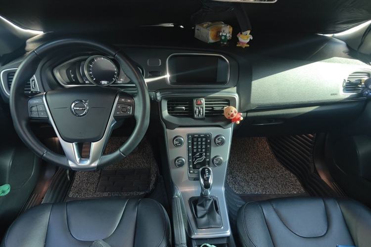 Used Volvo V40 2018 T3 Zhiya Edition Center Console