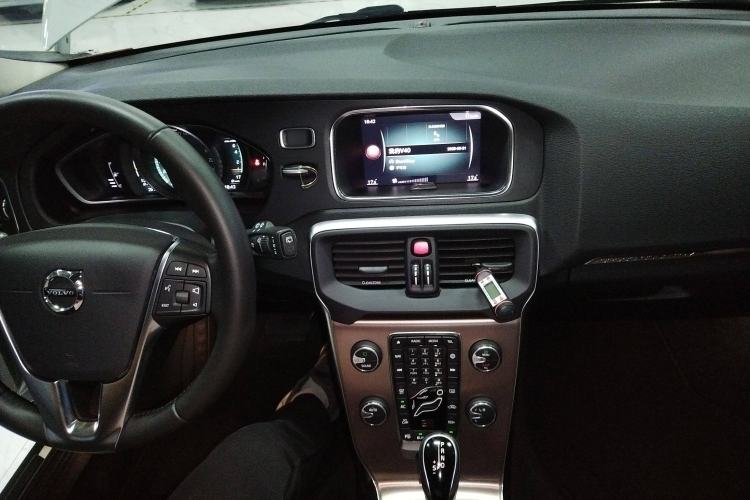 Used Volvo V40 2018 Cross Country T3 Zhiya Edition Center Console