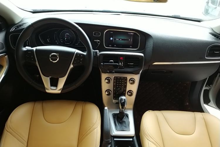 Used Volvo V40 2018 T3 Zhiya Edition Center Console