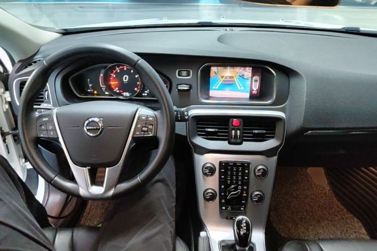 Used Volvo V40 2018 T3 Zhiya Edition Center Console