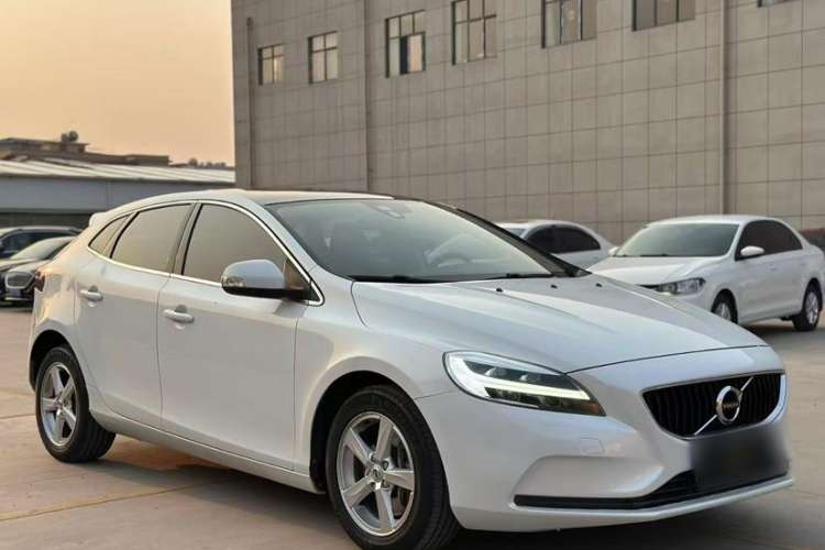 Used Volvo V40 2018 T3 Smart Edition Exterior 2