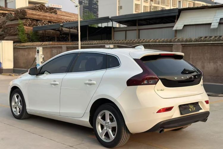 Used Volvo V40 2018 T3 Smart Edition Exterior 3