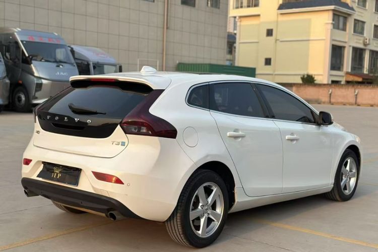 Used Volvo V40 2018 T3 Smart Edition Exterior 5