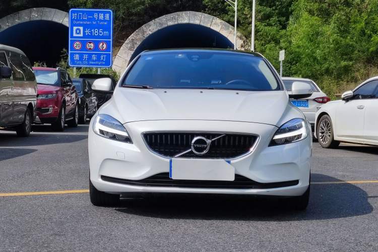 Used Volvo V40 2018 T3 Smart Edition Front