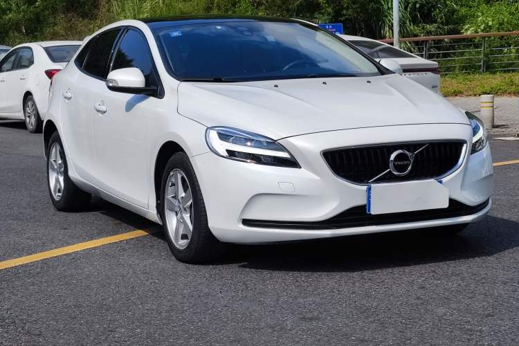 Used Volvo V40 2018 T3 Smart Edition Front Right 45 Deg