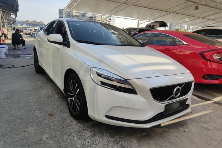 Used Volvo V40 2018 T3 Zhiyi Edition Front Right 45 Deg