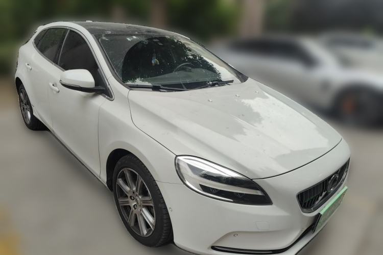 Used Volvo V40 2018 T3 Zhiya Edition Front Right 45 Deg