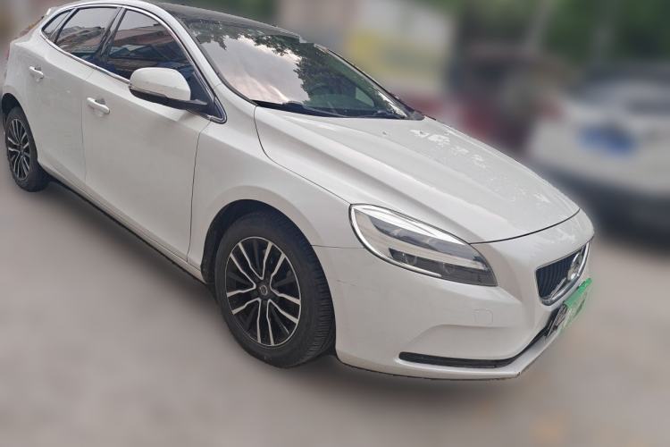 Used Volvo V40 2018 T3 Zhiyi Edition Front Right 45 Deg