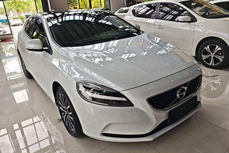 Used Volvo V40 2018 T3 Zhiyi Edition Front Right 45 Deg
