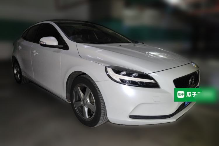 Used Volvo V40 2018 T3 Smart Edition Front Right 45 Deg