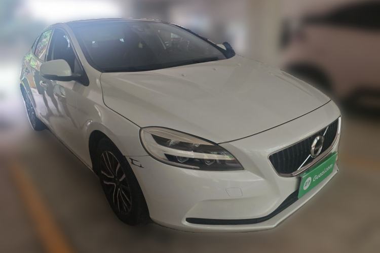 Used Volvo V40 2018 T3 Zhiyi Edition Front Right 45 Deg