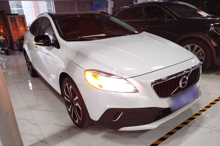Used Volvo V40 2018 Cross Country T3 Zhiya Edition Front Right 45 Deg