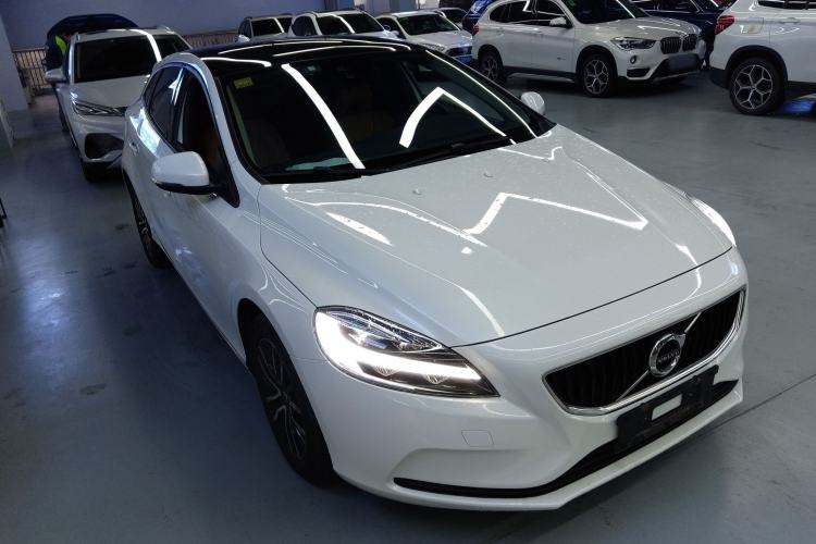 Used Volvo V40 2018 T3 Zhiyi Edition Front Right 45 Deg