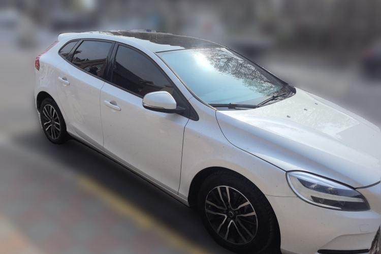 Used Volvo V40 2018 T3 Zhiyi Edition Front Right 45 Deg