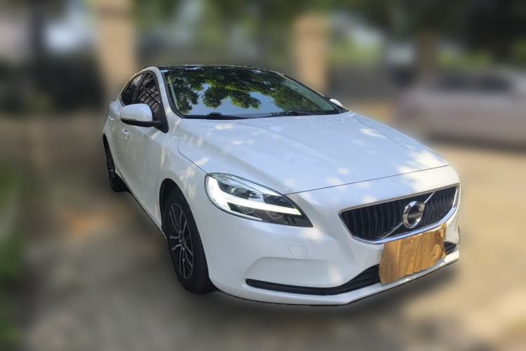 Used Volvo V40 2018 T3 Zhiyi Edition Front Right 45 Deg