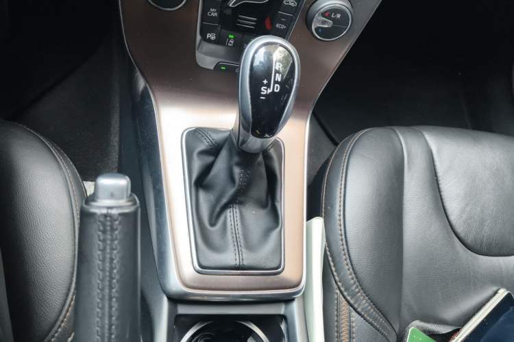 Used Volvo V40 2018 Cross Country T3 Zhiya Edition Gear Lever