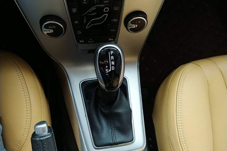 Used Volvo V40 2018 T3 Zhiya Edition Gear Lever
