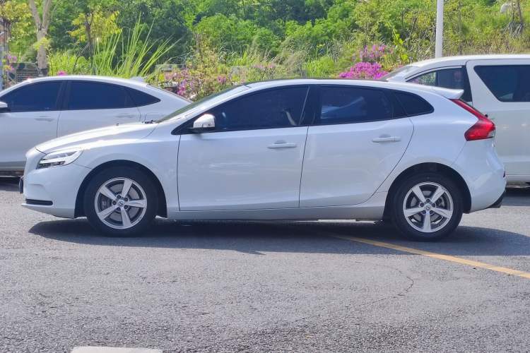 Used Volvo V40 2018 T3 Smart Edition Left Side