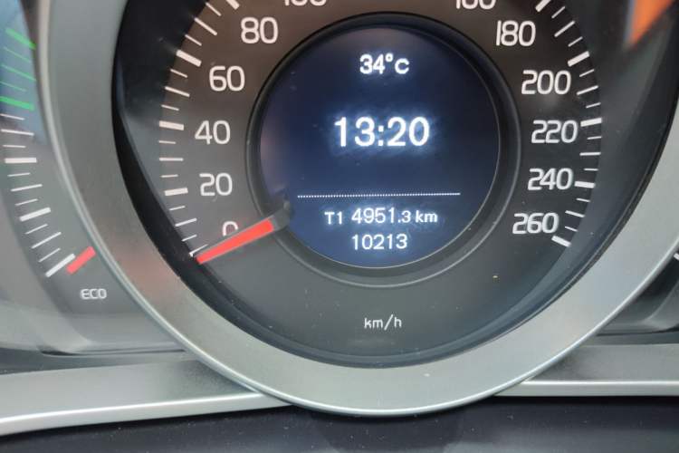 Used Volvo V40 2018 T3 Smart Edition Odometer Close Up