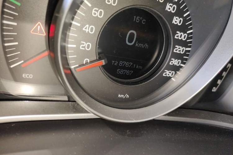 Used Volvo V40 2018 T3 Smart Edition Odometer Close Up