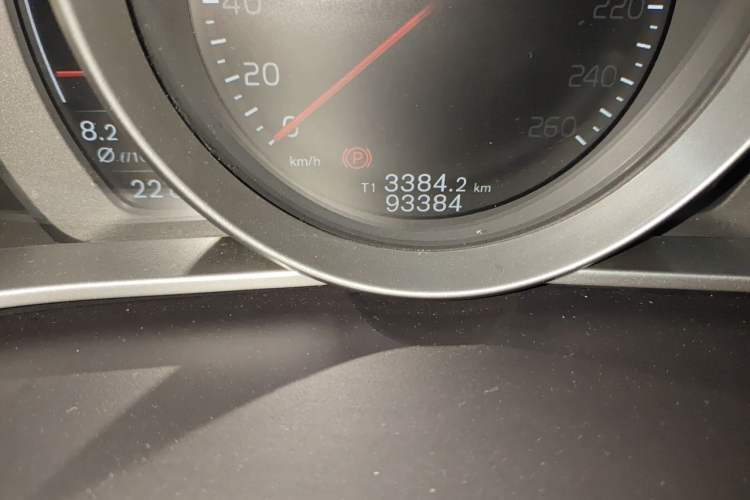 Used Volvo V40 2018 T3 Zhiyi Edition Odometer Close Up