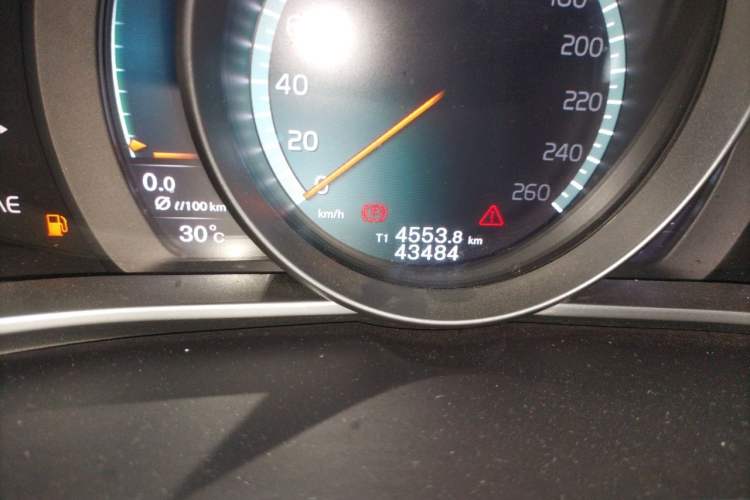 Used Volvo V40 2018 T3 Zhiyi Edition Odometer Close Up