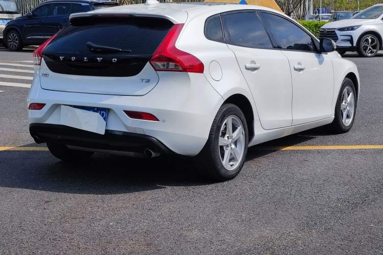 Used Volvo V40 2018 T3 Smart Edition Rear Right 45 Deg