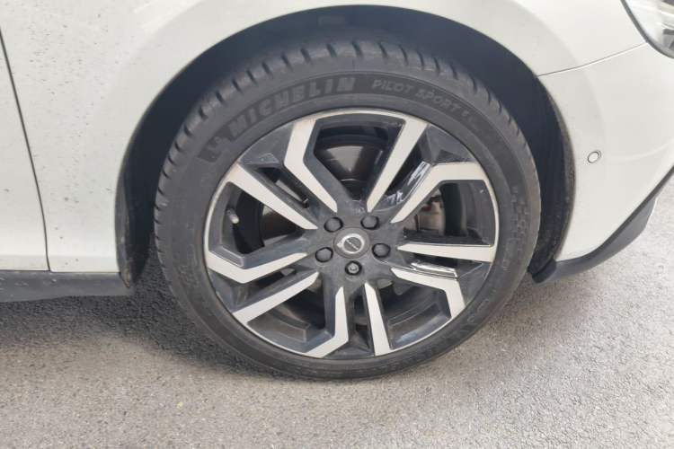 Used Volvo V40 2018 Cross Country T3 Zhiya Edition Right Front Wheel Hub