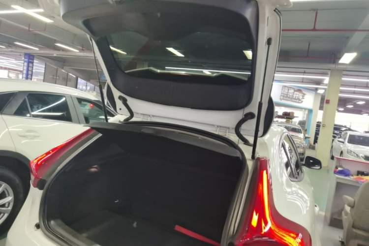 Used Volvo V40 2018 T3 Zhiyi Edition Trunk