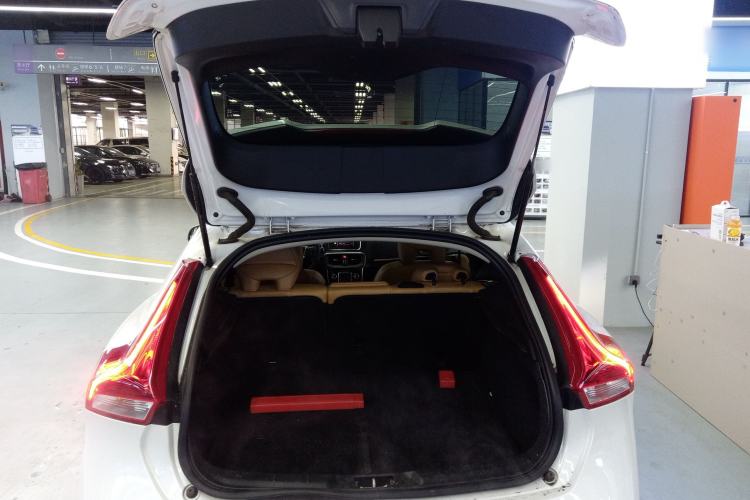 Used Volvo V40 2018 T3 Zhiyi Edition Trunk