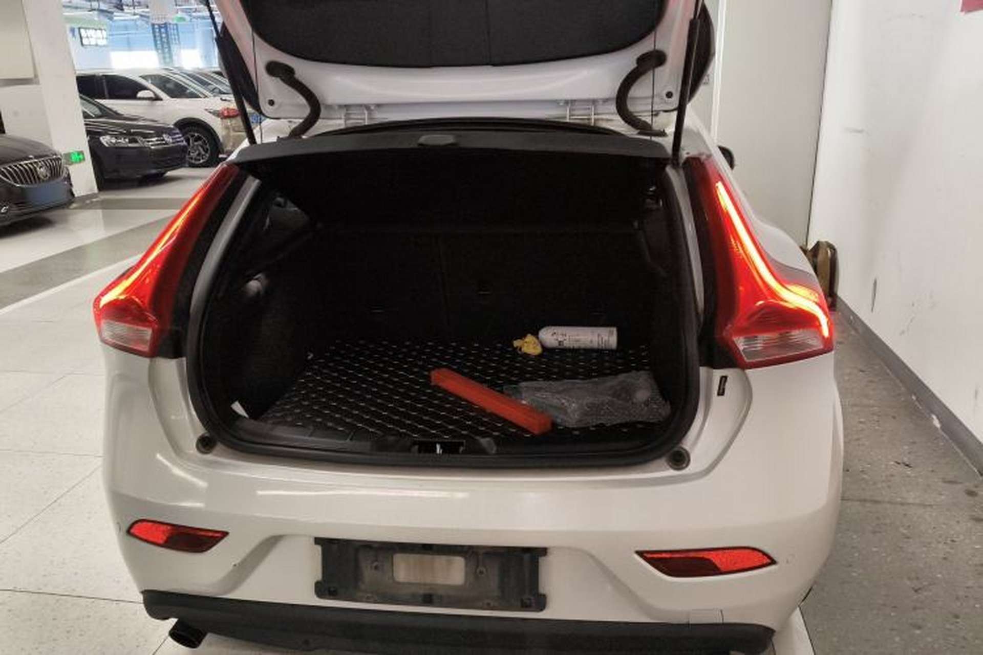 Used Volvo V40 2018 T3 Zhiyi Edition Trunk