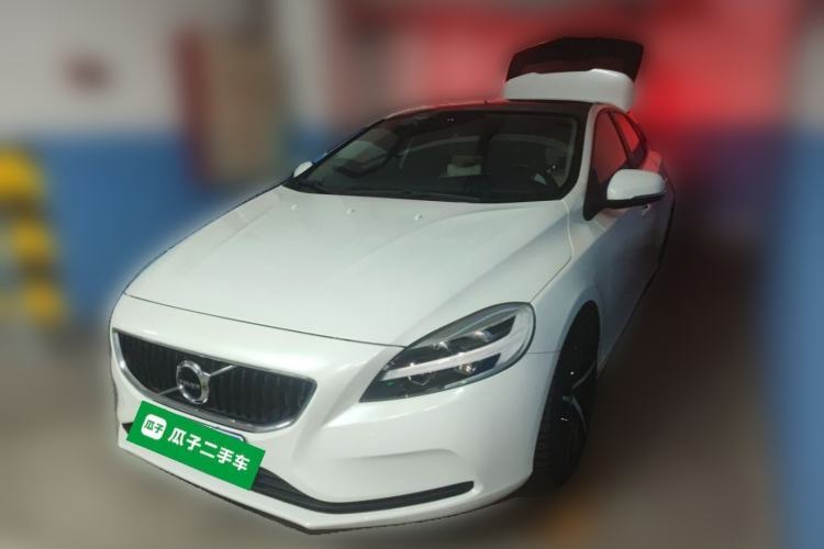 Używany Volvo V40 2018 T3 Zhiyi Edition Guazi used car, China used car export, Used car for sale, Used cars, Cheapest cars for sale